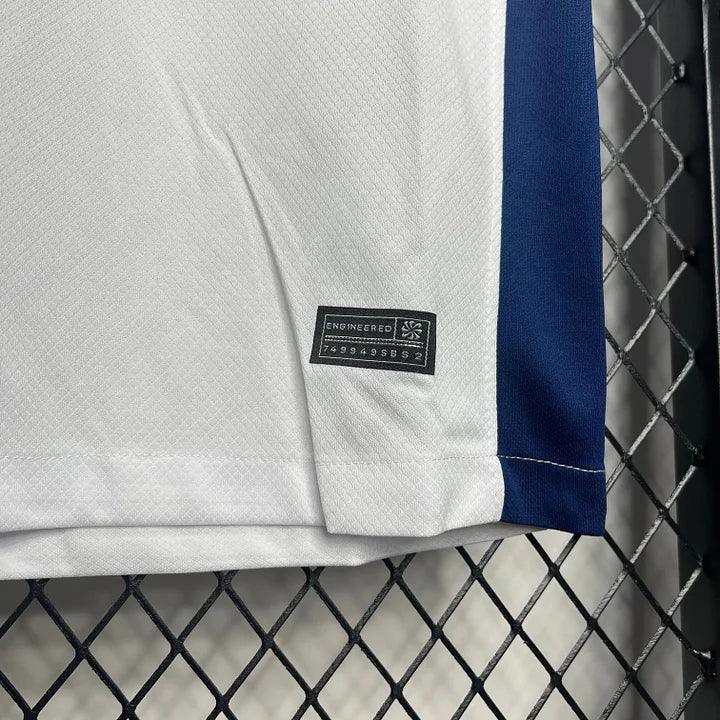Maillot Angleterre EURO 2024 Le 12, maillot de football anglais avec logo et design officiel, vue de face.