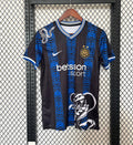 Maillot de football Inter Milan 24/25 spécial serpent, marque Le 12 -ème Maillot, vue du devant avec design serpent distinctif