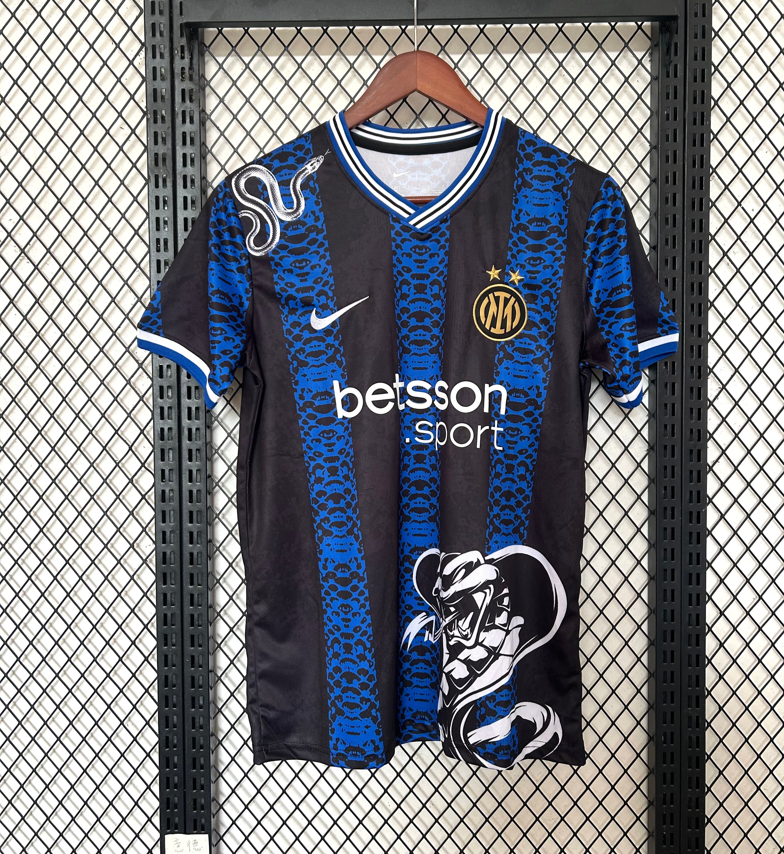 Maillot de football Inter Milan 24/25 spécial serpent, marque Le 12 -ème Maillot, vue du devant avec design serpent distinctif
