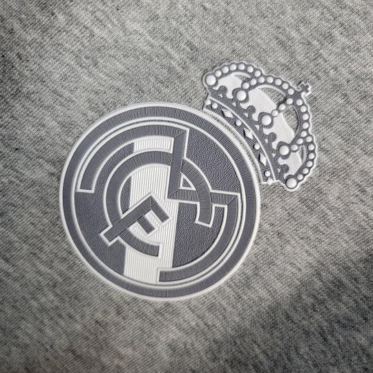 Maillot officiel du Real Madrid 2015-2016 de la marque Le 12-ème Maillot, vue de face avec logo et détails du design.