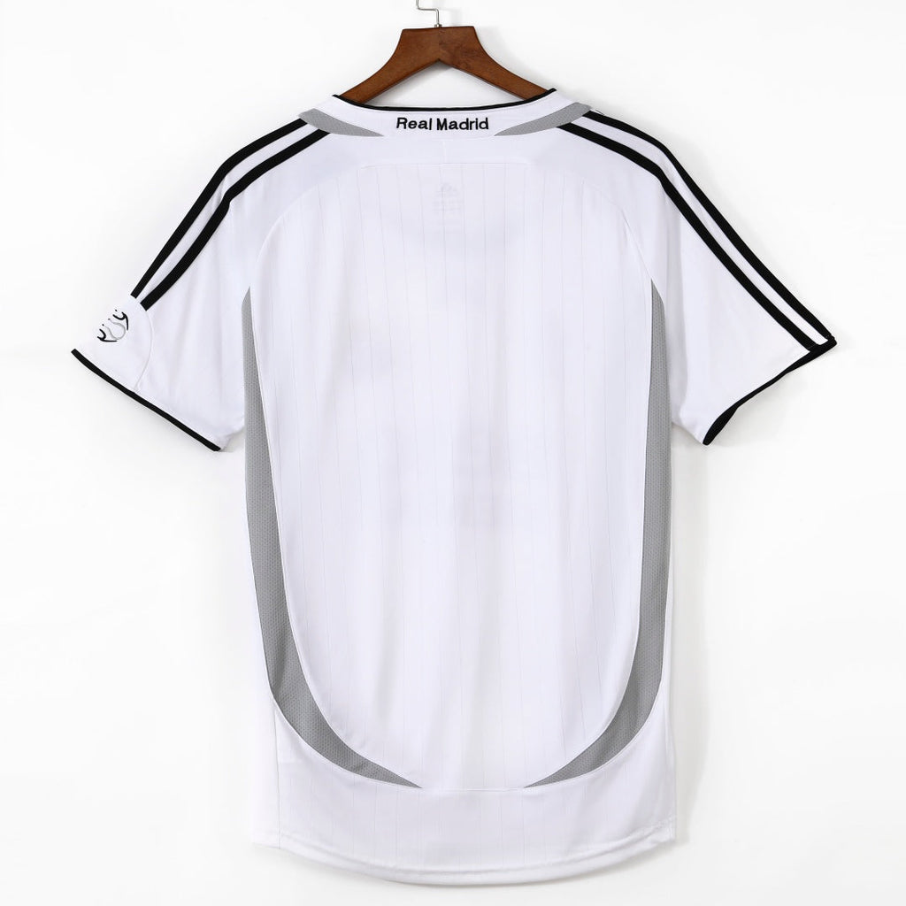 Maillot domicile rétro du Real Madrid 2006-2007, marque Le 12 -ème Maillot, vue de face avec logo et détails du design.