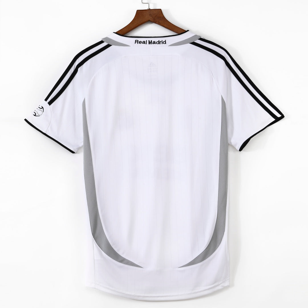 Maillot domicile rétro du Real Madrid 2006-2007, marque Le 12 -ème Maillot, vue de face avec logo et détails du design.