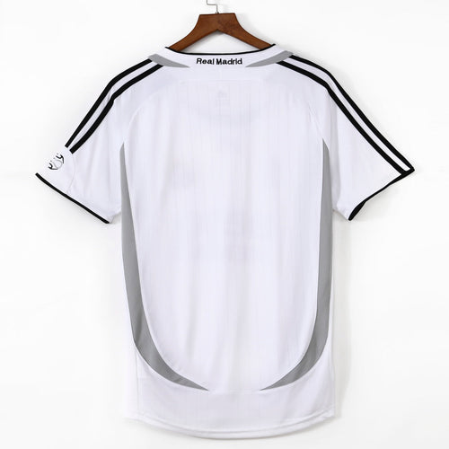 Maillot domicile rétro du Real Madrid 2006-2007, marque Le 12 -ème Maillot, vue de face avec logo et détails du design.