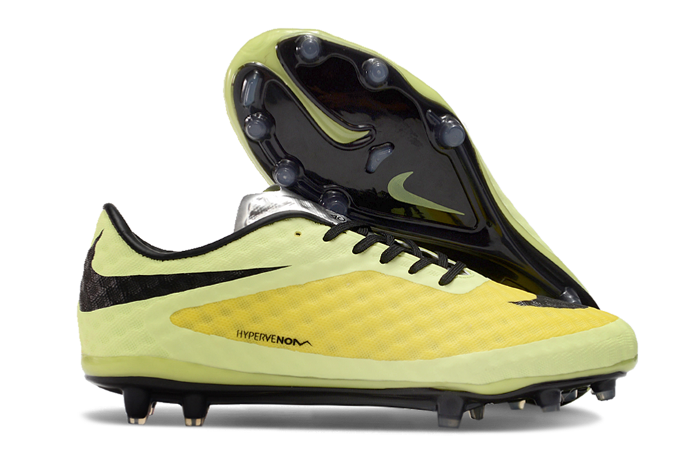 Crampons Hypervenom Élite de Le 12 -ème Maillot, fixation solide et crampons en acier pour football, vue de face.