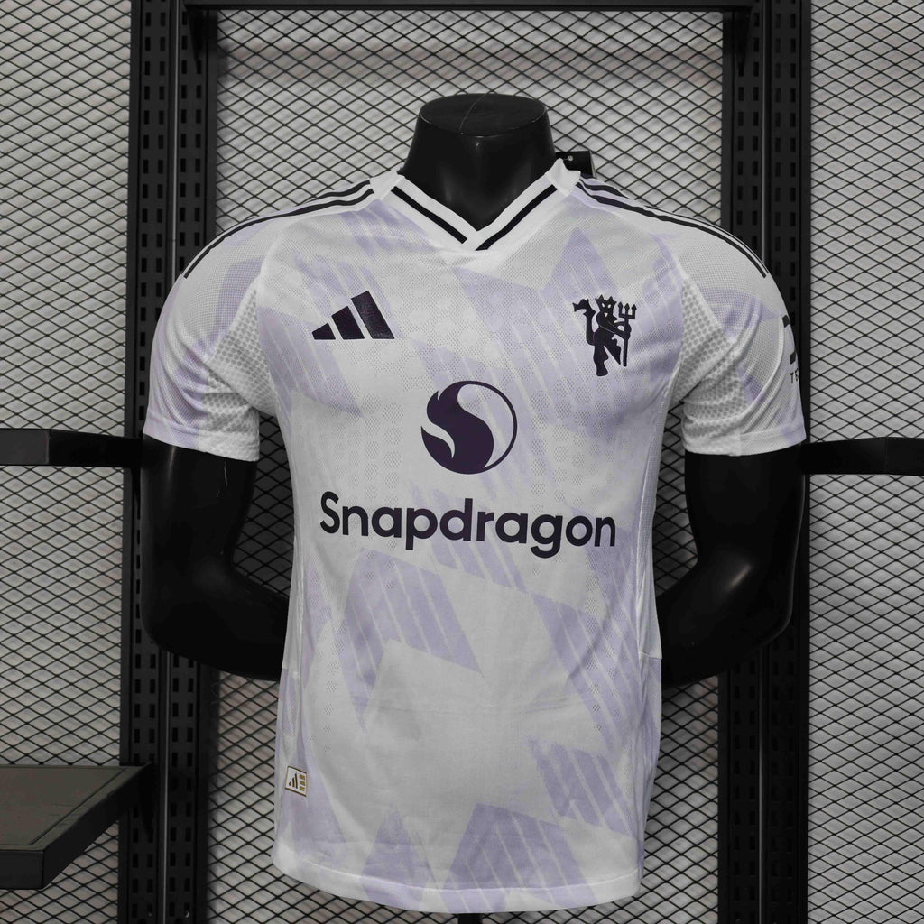 Maillot extérieur Manchester United 2025-26 de la marque Le 12 -ème Maillot, vue du devant avec logo et design sportif.