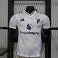 Maillot extérieur Manchester United 2025-26 de la marque Le 12 -ème Maillot, vue du devant avec logo et design sportif.