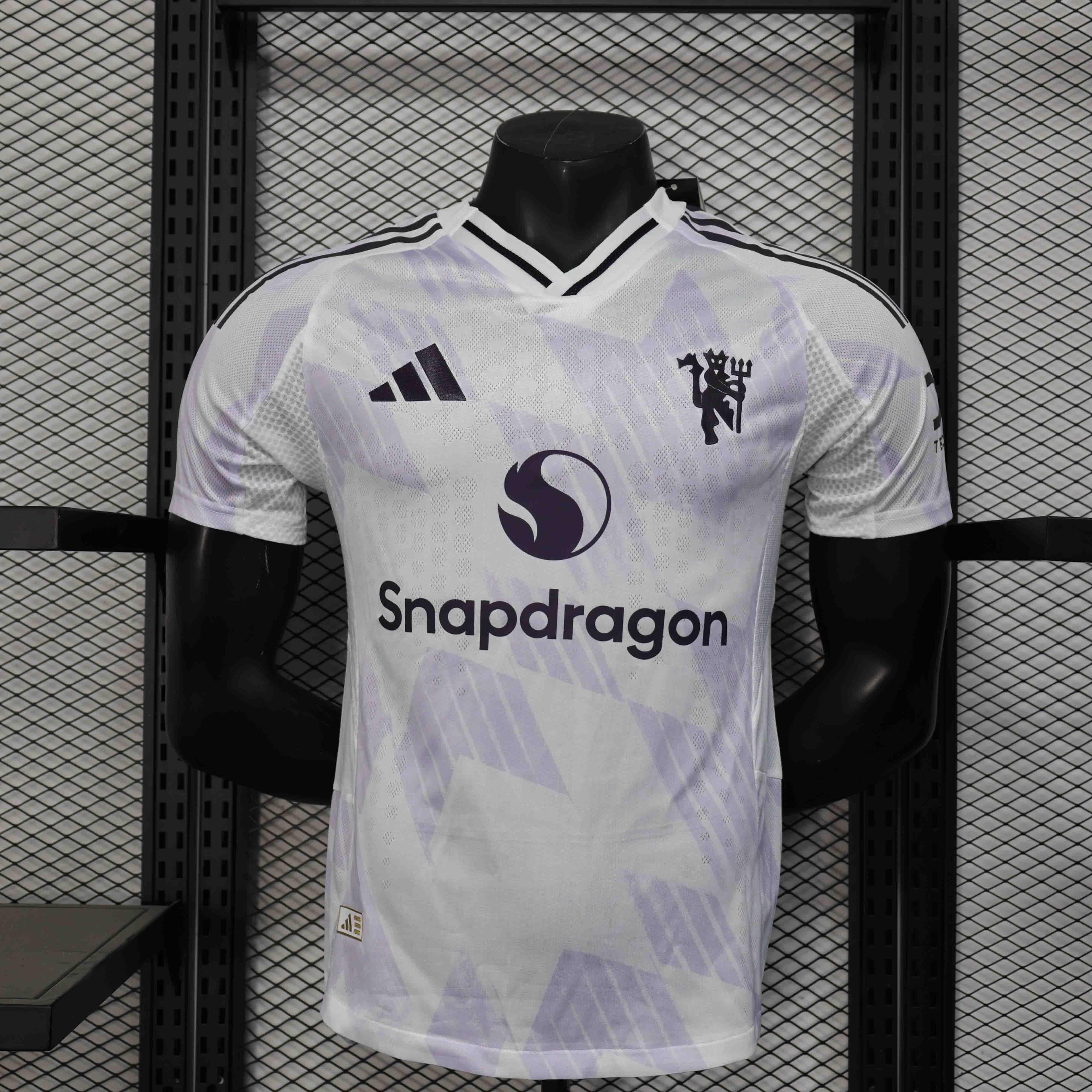 Maillot extérieur Manchester United 2025-26 de la marque Le 12 -ème Maillot, vue du devant avec logo et design sportif.