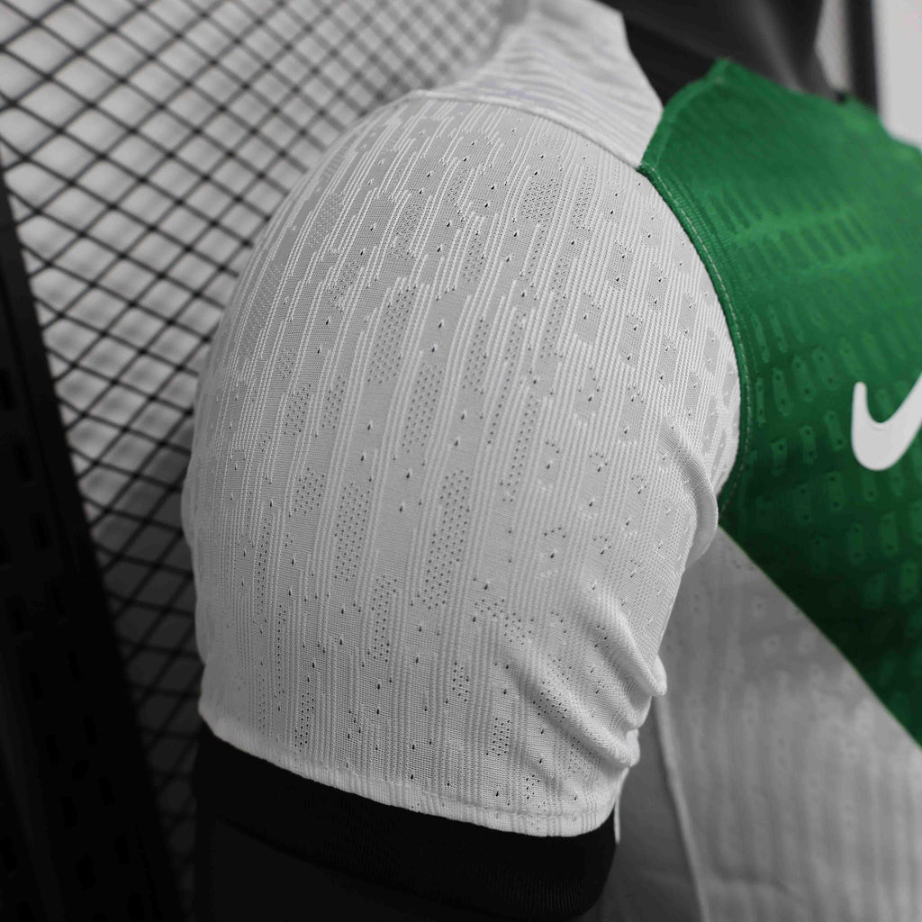 Maillot sportif Le 12 -ème Maillot 2024-25, vêtement de sport pour équipe, vue de face, couleurs et logo visibles.
