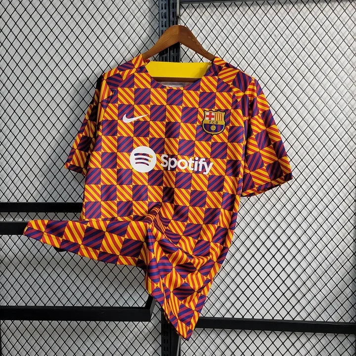 Maillot d'entraînement Barcelone FC 2023-2024 Le 12, maillot de sport bleu avec le logo du club et détails en jaune