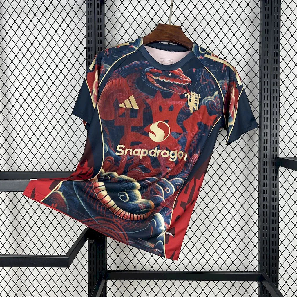 Maillot Manchester United concept 2025-26 de la marque Le 12-ème Maillot, vue de face avec logo et design moderne