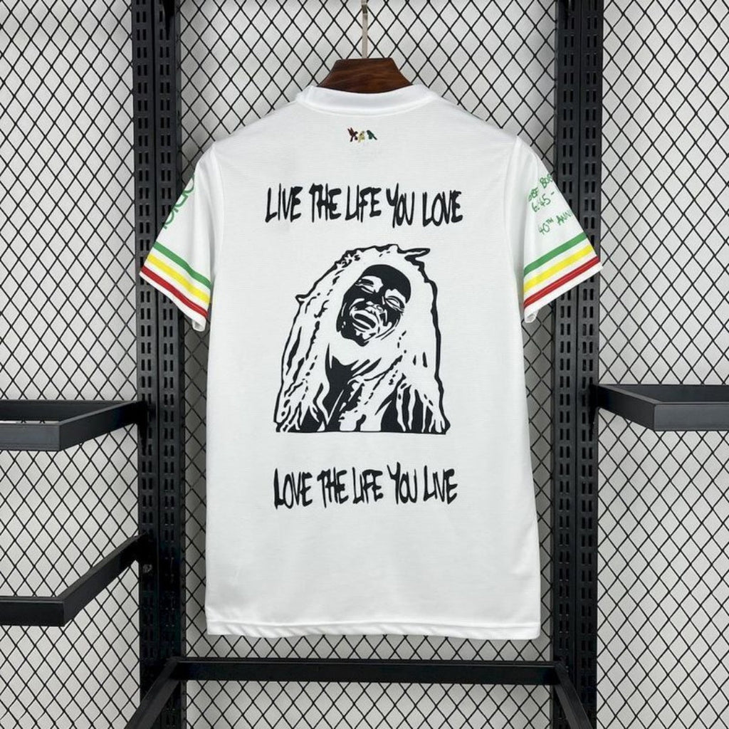 Maillot blanc Ajax 24/25 Le 12 -ème Maillot, maillot de football avec logo Ajax visible, porté par un modèle.