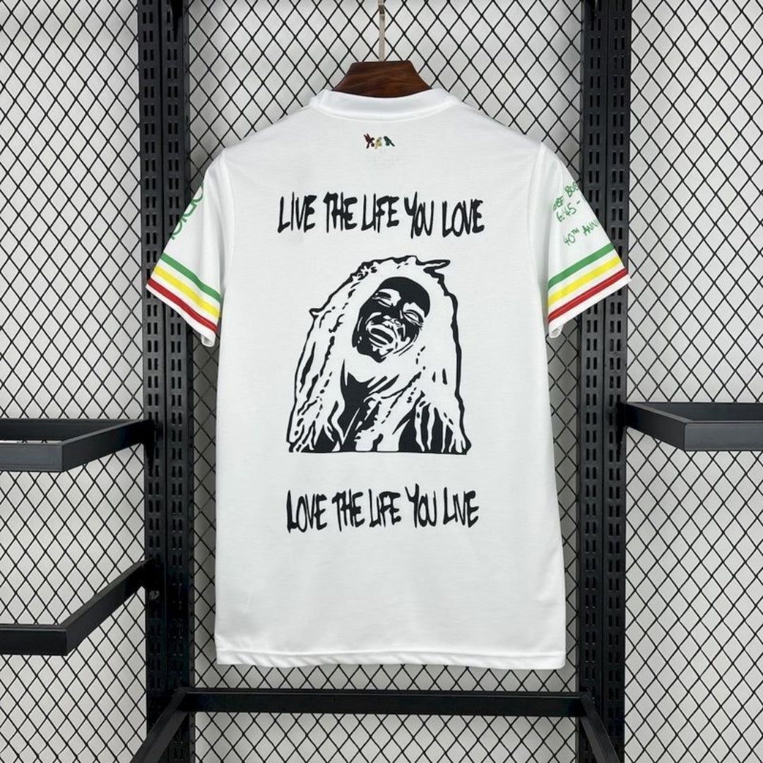 Maillot blanc Ajax 24/25 Le 12 -ème Maillot, maillot de football avec logo Ajax visible, porté par un modèle.