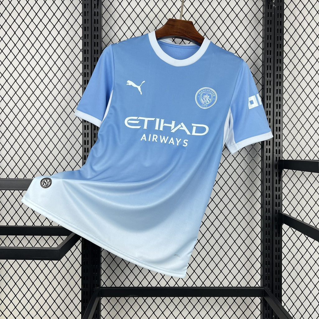 Maillot Manchester City 2026-27 de la marque Le 12 -ème Maillot, vue de face, avec logo et détails du maillot.