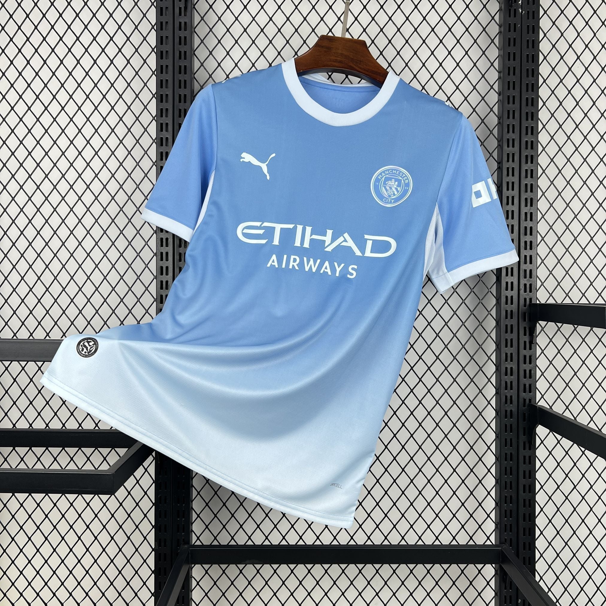 Maillot Manchester City 2026-27 de la marque Le 12 -ème Maillot, vue de face, avec logo et détails du maillot.
