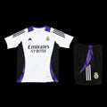 Ensemble Réal Madrid Le 12, maillot de football blanc avec logo du club, porté par un mannequin.