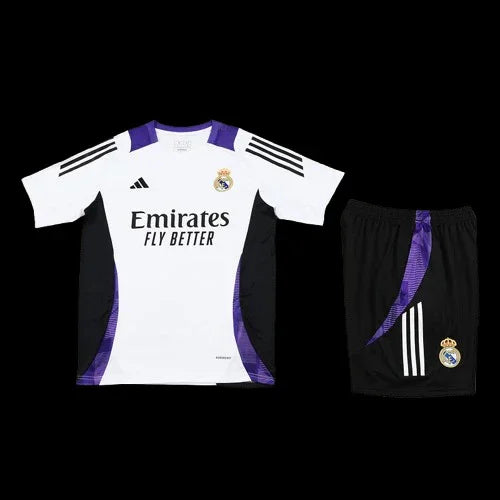 Ensemble Réal Madrid Le 12, maillot de football blanc avec logo du club, porté par un mannequin.