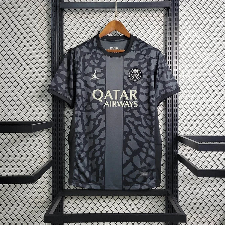 Maillot Paris Saint-Germain saison 2023-2024 édition spéciale, marque Le 12 -ème Maillot, devant avec logo et détails du design