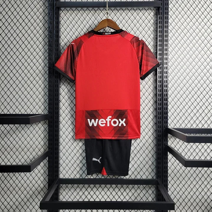 Maillot enfant AC Milan 2023 2024 Le 12 -ème Maillot, kit de football pour jeunes avec logo et détails du club.