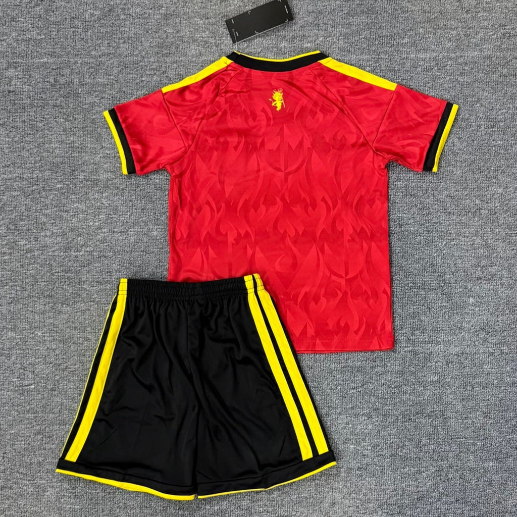 Ensemble enfant Belgique domicile Le 12 -ème Maillot, maillot de football avec logo officiel, taille 25/26, couleurs rouge et noir.