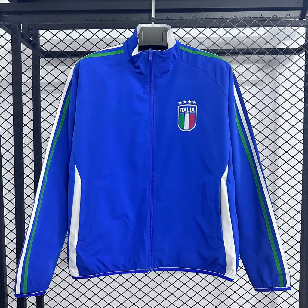 Veste coupe-vent réversible Le 12 -ème Maillot en tissu léger, couleur contrastée, montrée portée par un mannequin.