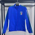 Veste coupe-vent réversible Le 12 -ème Maillot en tissu léger, couleur contrastée, montrée portée par un mannequin.