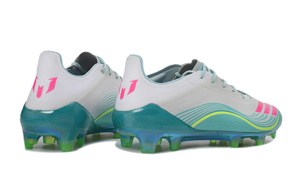 Crampons Didas F50 ELITE FG pour football, fixation en métal et semelle en caoutchouc, adapté pour terrains en herbe.