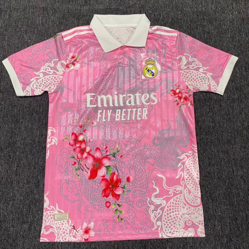 Maillot polo Real Madrid 25/26 Le 12 -ème Maillot, logo du club et design sportif visible.