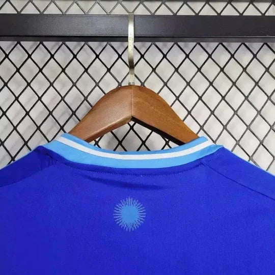 Maillot extérieur de l'Argentine 2024/2025 Le 12, maillot de football avec design bleu et rayures blanches.