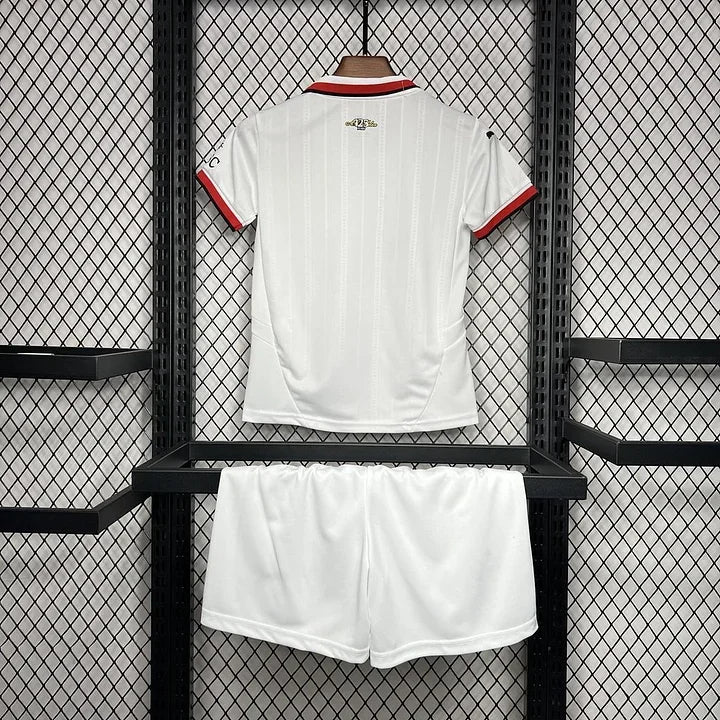 Maillot extérieur pour enfant AC Milan 2024-2025, kit de football Le 12-ème Maillot, maillot officiel rouge et noir avec logo.