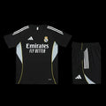 Ensemble de football Real Madrid avec maillot de Le 12 -ème Maillot, vue de face, détails du logo et des couleurs officielles.
