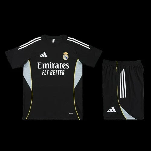 Ensemble de football Real Madrid avec maillot de Le 12 -ème Maillot, vue de face, détails du logo et des couleurs officielles.
