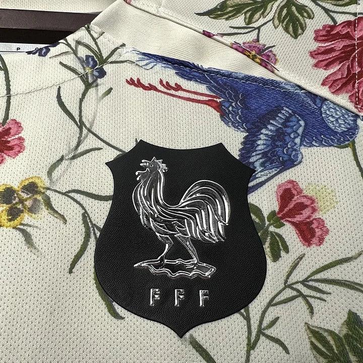 Maillot de football de l'équipe de France Le 12-ème Maillot, maillot concept 2023-2024, vue de face avec détails du design.