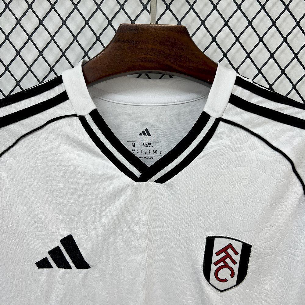 Maillot de football Fulham 2025-26 de la marque Le 12-ème Maillot, vue de face avec logo et détails du maillot.
