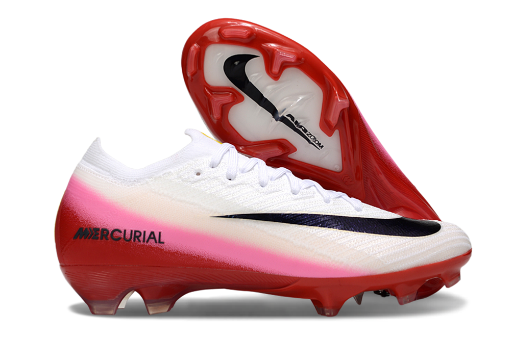 Crampons Mercurial Vapor 16 Elite XXV de Le 12 -ème Maillot, vue détaillée des semelles et des pointes pour football.