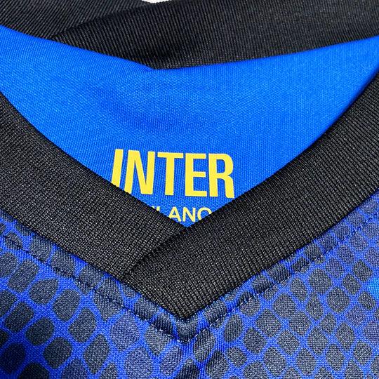 Maillot domicile de l'Inter Milan 21/22, Le 12 -ème Maillot, jersey rouge et noir avec logo du club visible.