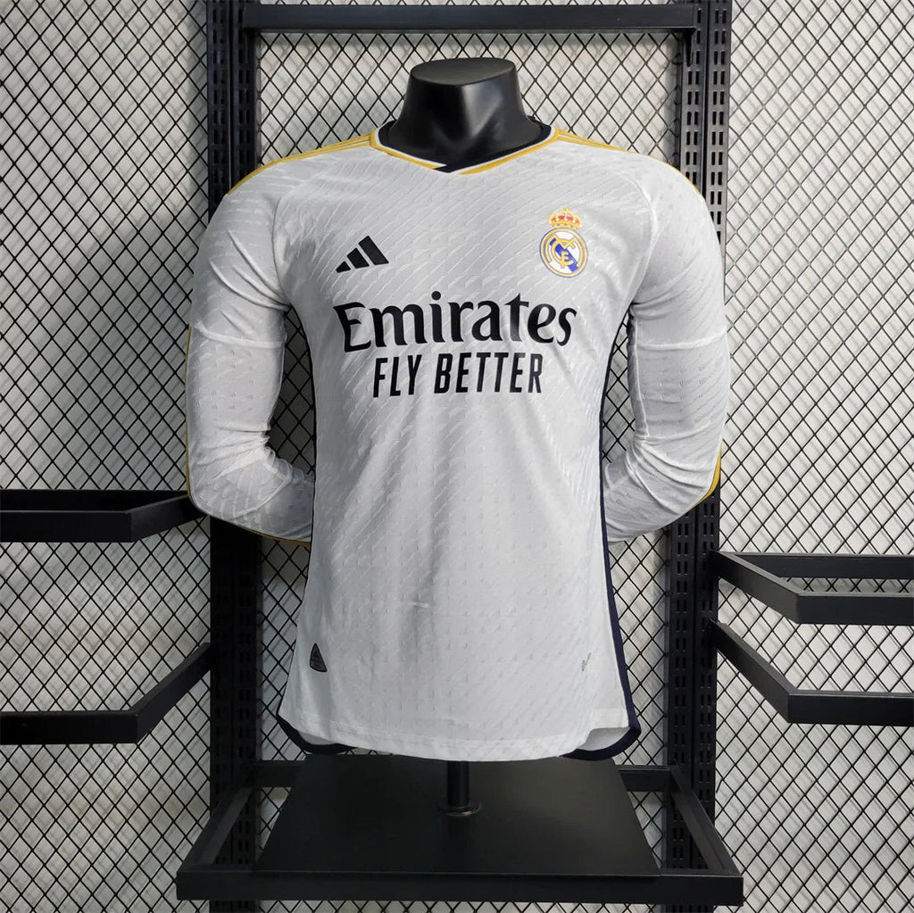 Maillot à manches longues 23-24 Real Madrid Le 12-ème Maillot, maillot de football blanc avec logo du Real Madrid.