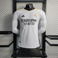 Maillot à manches longues 23-24 Real Madrid Le 12-ème Maillot, maillot de football blanc avec logo du Real Madrid.
