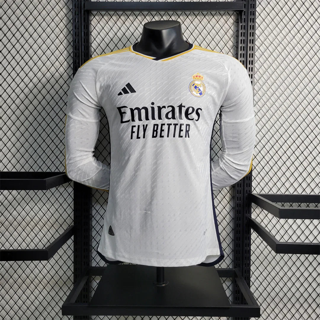 Maillot à manches longues 23-24 Real Madrid Le 12-ème Maillot, maillot de football blanc avec logo du Real Madrid.