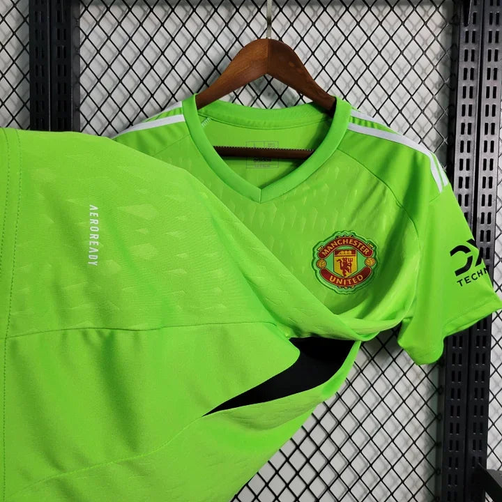Maillot domicile Manchester United 2023 2024 de la marque Le 12-ème Maillot, vue de face avec logo et design orange et noir