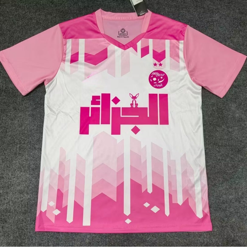 Maillot de football Le 12 –ème Maillot pour enfants 25/26 ans, équipe d'Algérie, rose, détail du design sur le maillot.