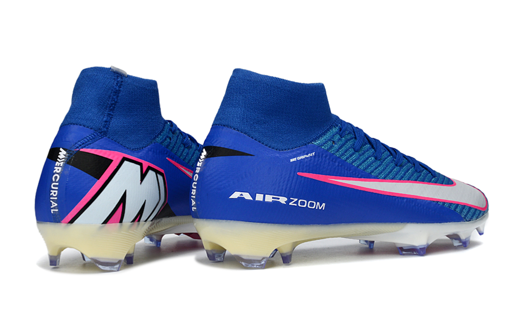 Crampons Air Zoom Mercurial Superfly IIX de Le 12 -ème Maillot, vue de dessus montrant les pointes en acier pour football.