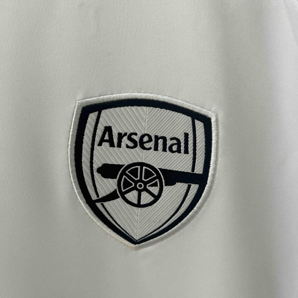 Maillot Arsenal concept 2025-26 de la marque Le 12 -ème Maillot, vue de face avec logo et design innovant.