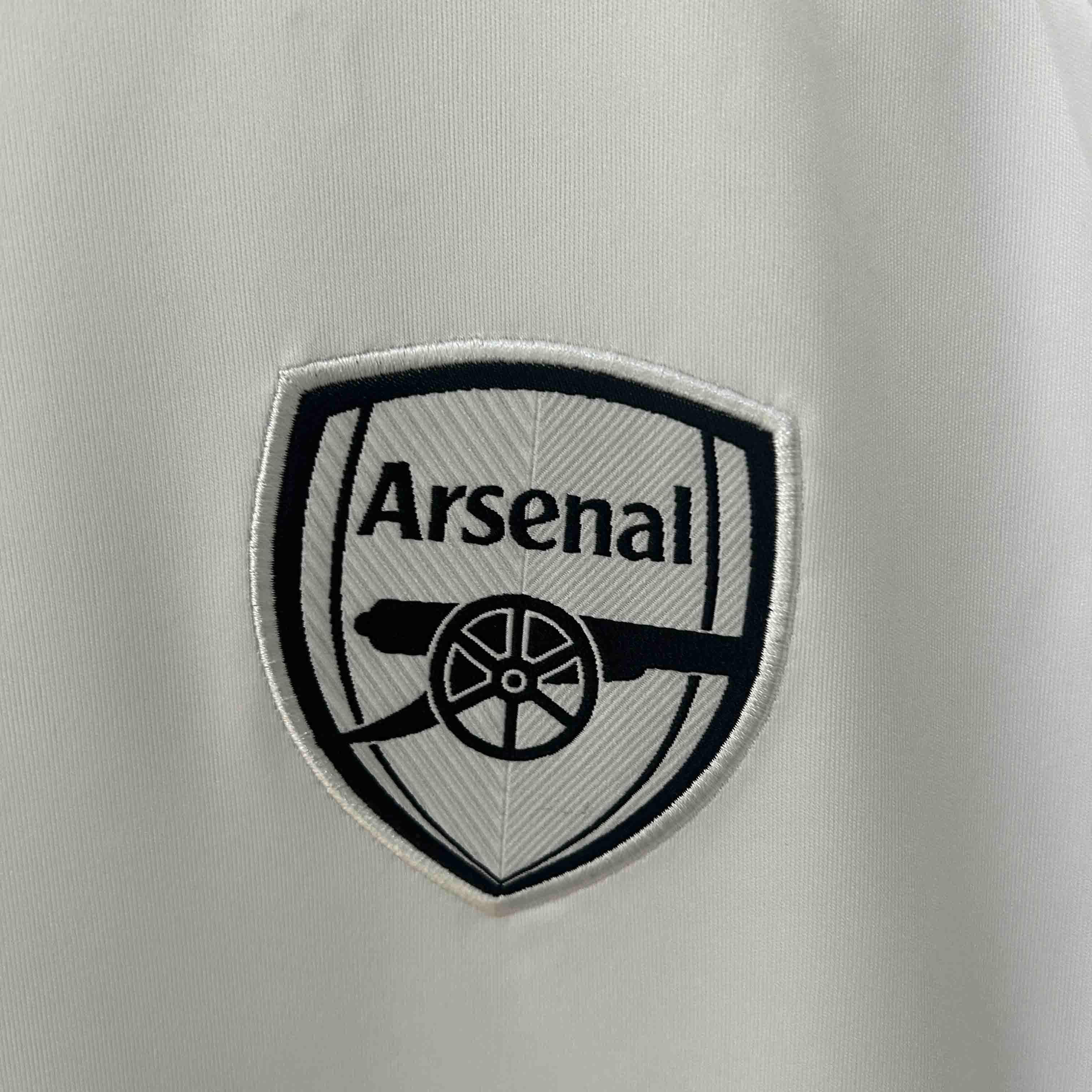 Maillot Arsenal concept 2025-26 de la marque Le 12 -ème Maillot, vue de face avec logo et design innovant.