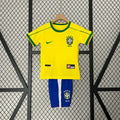 Maillot enfant Le 12 -ème Maillot Kit Brésil rétro 1998 avec logo officiel, vue de face, couleurs bleu, jaune et vert.