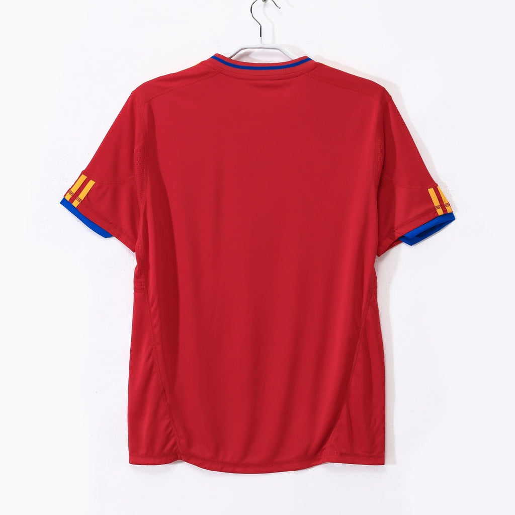 Maillot domicile Espagne 2010 rétro Le 12 -ème Maillot, maillot de football rouge avec logo national et détails blancs.