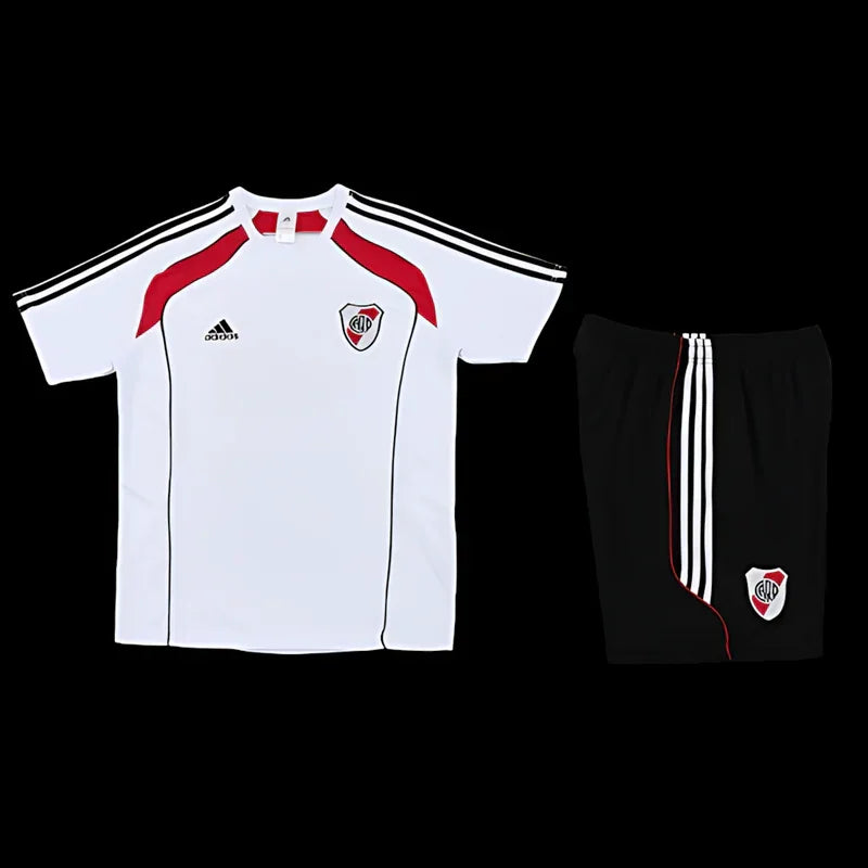 Ensemble River Plate de Le 12 -ème Maillot, maillot de football rouge et blanc avec logo du club et détails du design.