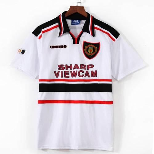 Maillot rétro extérieur Manchester United 1998-1999, marque Le 12-ème Maillot, en tissu rouge avec logo et détails blancs