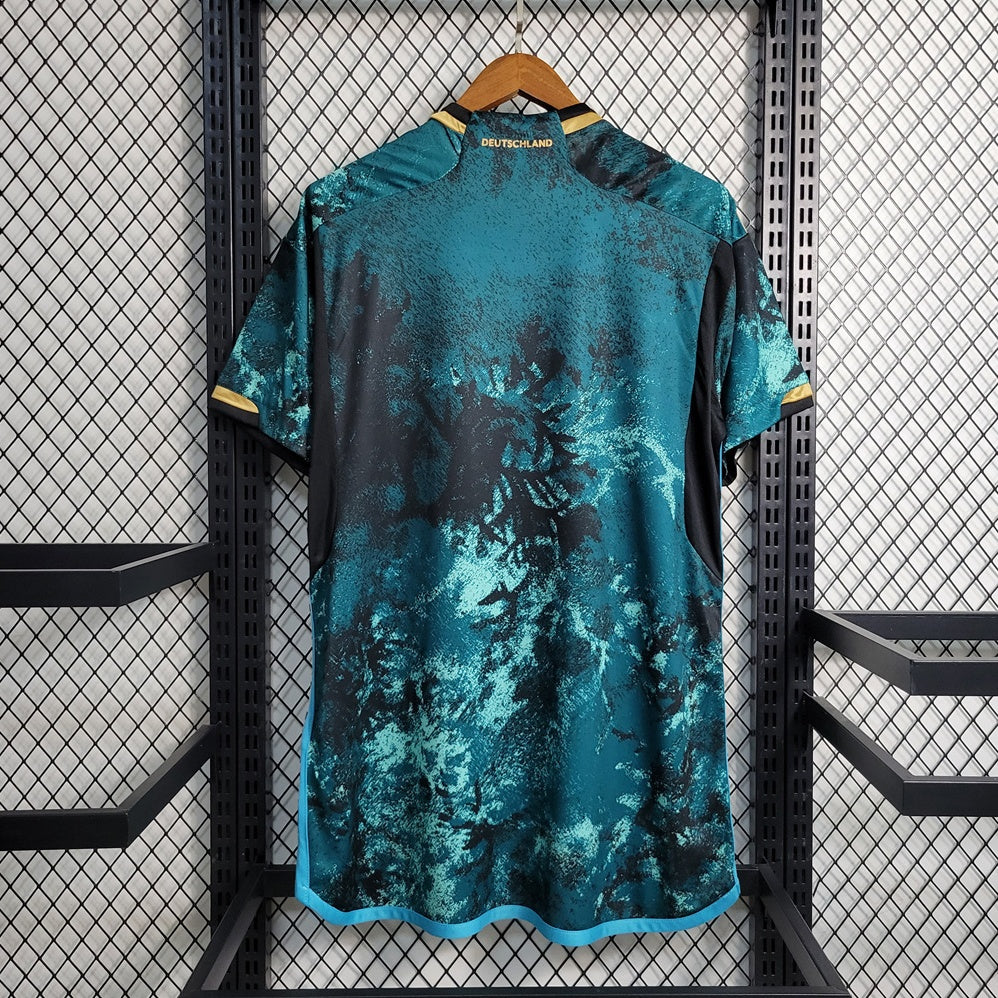 Maillot 2023 Allemagne de Le 12 -ème Maillot, maillot de football avec logo officiel, détails en bleu, noir et blanc.