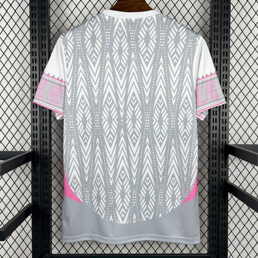 Maillot de football Mexique 25/26 rose par Le 12 -ème Maillot, vue frontale avec logo et design spécial rose.