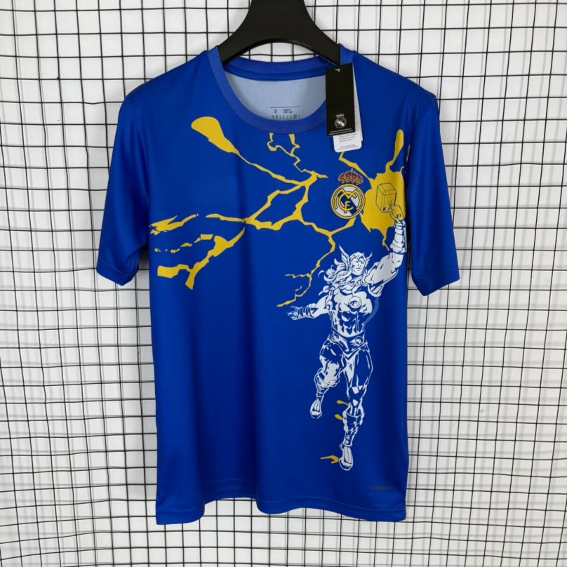 Maillot bleu Real Madrid 25/26, modèle spécial, de la marque Le 12 -ème Maillot, porté sur le mannequin.